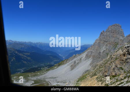 Hang über Meribel Skigebiet in Frankreich im Sommer mit blauer Himmel, grüne Weiden und Bergpanorama Stockfoto