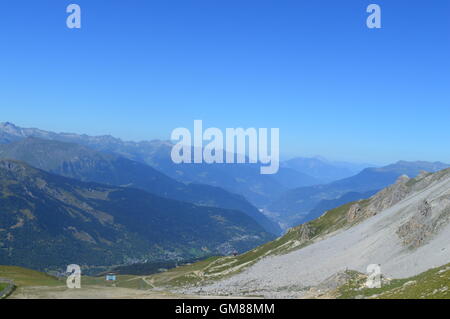 Hang über Meribel Skigebiet in Frankreich im Sommer mit blauer Himmel, grüne Weiden und Bergpanorama Stockfoto