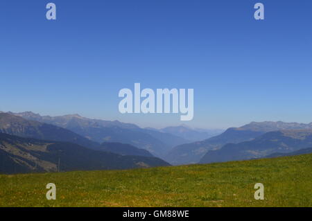 Hang über Meribel Skigebiet in Frankreich im Sommer mit blauer Himmel, grüne Weiden und Bergpanorama Stockfoto