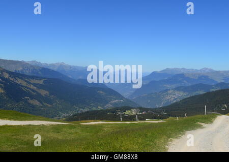 Hang über Meribel Skigebiet in Frankreich im Sommer mit blauer Himmel, grüne Weiden und Bergpanorama Stockfoto