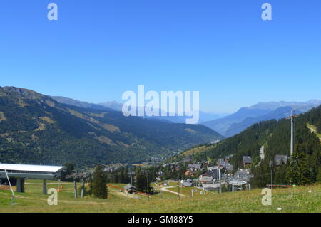 Hang über Meribel Skigebiet in Frankreich im Sommer mit blauer Himmel, grüne Weiden und Bergpanorama Stockfoto