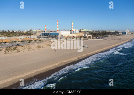 Luftaufnahme des Dockweiler State Beach und Kraftwerk in Los Angeles, Kalifornien. Stockfoto