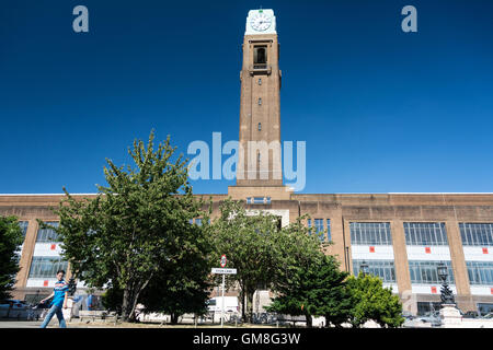 Das Äußere der denkmalgeschützten ikonischen Fassade des Gillette Corner Building an der Great West Road, Brentford, London, Großbritannien Stockfoto