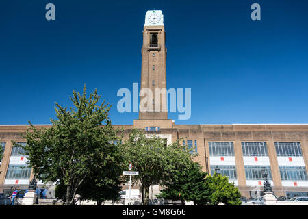 Das Äußere der denkmalgeschützten ikonischen Fassade des Gillette Corner Building an der Great West Road, Brentford, London, Großbritannien Stockfoto