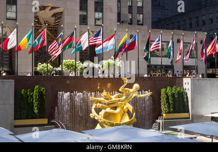 Der goldene Prometheus-Statue aus blickt man auf das untere Plaza des Rockefeller Center im Sommer Stockfoto