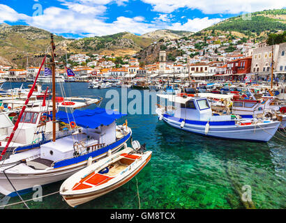 Malerischen griechischen Inseln - Hydra, Ansicht mit traditionellen Fischerbooten Stockfoto