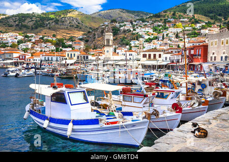 Malerischen griechischen Inseln - Hydra, Ansicht mit traditionellen Fischerbooten Stockfoto