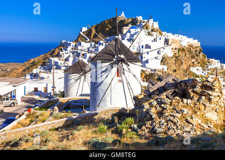 Windmühlen von Serifos - authentische griechische Insel, Cyclades Stockfoto