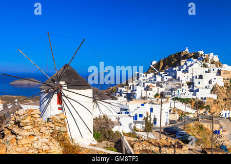 Authentisches Griechenland - Insel Serifos, Chora Dorf und Windmühlen. Stockfoto