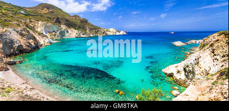 wilde türkisfarbene Strände von Griechenland - Insel Milos, Cyclades Stockfoto