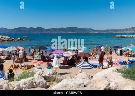 Strand in Cannes mit Badenden im Sommer, Cote d ' Azur, Provence, Frankreich Stockfoto