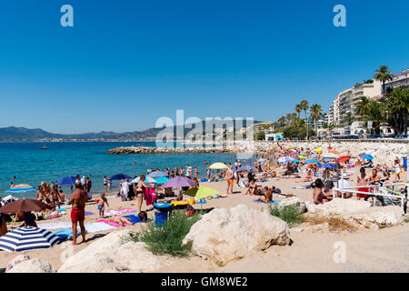 Strand in Cannes mit Badenden im Sommer, Cote d ' Azur, Provence, Frankreich Stockfoto