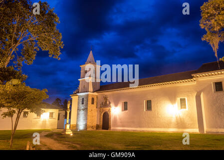 Langzeitbelichtung von San Francisco-Kloster, die während der blauen Stunde in Villa de Leyva, Kolumbien Stockfoto