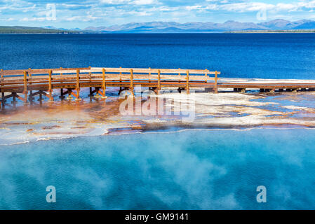 Blick auf die schwarz-Pool und eine Strandpromenade auf dem Ufer von Yellowstone See im Yellowstone National Park in der Nähe von West Thumb Stockfoto