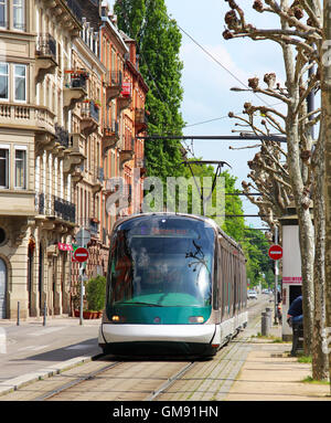 Straßburg, Frankreich - 6. Mai 2013: Straßenbahn im Zentrum von Straßburg, wo moderne Straßenbahnsystem seit 1994 betrieben wurde Stockfoto