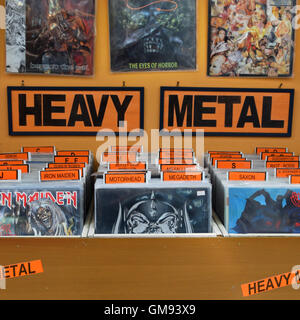 Heavy Metal Hard Rock Musik Schallplatten aus den 1980er Jahren organisiert alphabetisch und nach beliebten Bands. Stockfoto