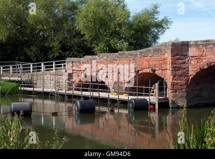 Eckington Brücke über den Fluss Avon durchmachenden Reparatur arbeiten, Worcestershire, England, UK Stockfoto