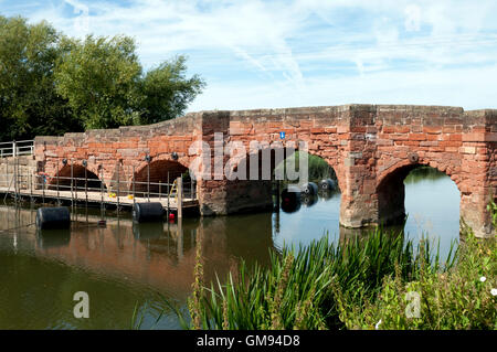 Eckington Brücke über den Fluss Avon durchmachenden Reparatur arbeiten, Worcestershire, England, UK Stockfoto