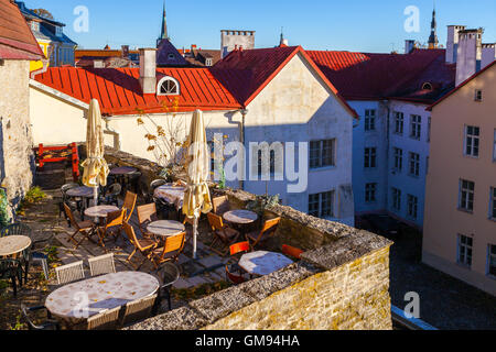 TALLINN, ESTLAND - 24 OKT 2015. Gemütliches Café auf mittelalterlichen Stadtmauer der Altstadt von Tallinn mit schönen Stadtbild mit roten Dächern Stockfoto