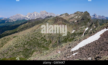 Nordseite der Lagorai-Berggruppe. Porphyrgestein. Trentino. Im Hintergrund die Gipfel des Pale di San Martino. Italienische Alpen. Europa Stockfoto