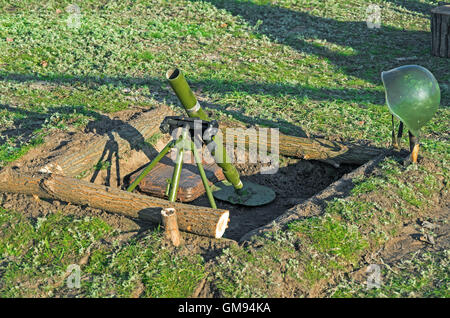 Kampfposition Mortarmen im Bereich ausgestattet. Historisches Reenactment des zweiten Weltkriegs Stockfoto