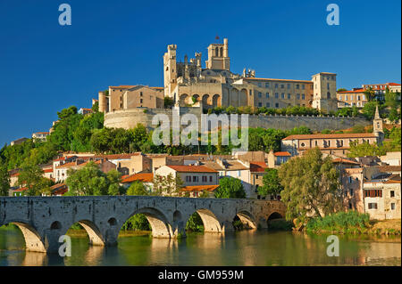 Iconic französische Bild von Beziers Kathedrale Saint Nazaire mit Blick auf den Fluss Orb und Pont Neuf auf der westlichen Seite der Stadt. Stockfoto