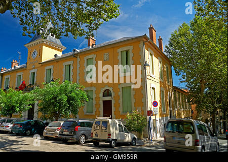 Inzwischen in dem französischen Dorf Olargues in der Herault-Region mit dem Schulgebäude. Stockfoto