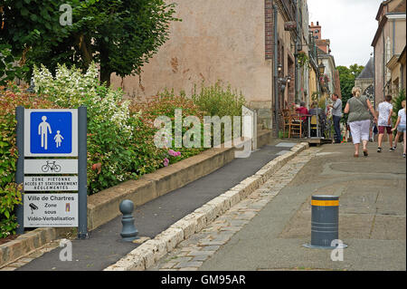 Touristen gehen Sie einer verkehrsberuhigten Straße im zentralen Chartres Stockfoto