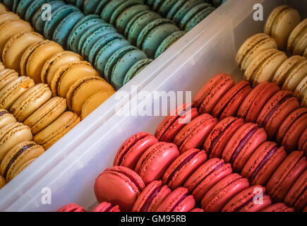 Süße bunte Macarons Mini-Kuchen zum Verkauf an den Borough Market in London, Großbritannien Stockfoto