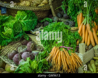 Frisches Gemüse in Kisten zum Verkauf auf einem Borough Farmers Market in London, England, UK Stockfoto