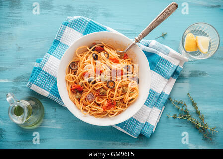 Schüssel mit Spaghetti Alla Pizzaiola Stockfoto