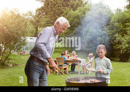 Großvater und Enkelin auf eine Familie Grill Stockfoto