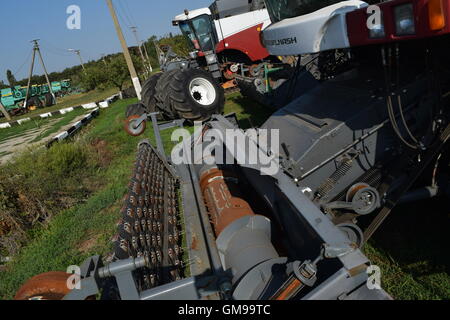 Anhängerkupplung für Traktoren und Mähdrescher. Anhänger für landwirtschaftliche Maschinen. Stockfoto