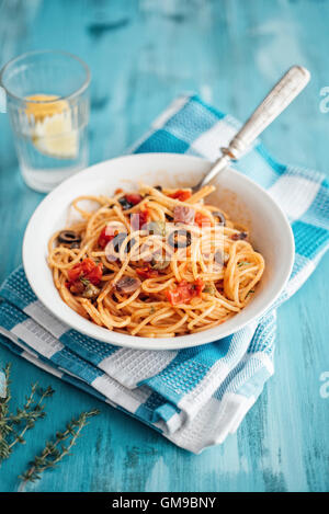 Schüssel mit Spaghetti Alla Pizzaiola Stockfoto