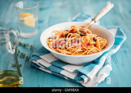 Schüssel mit Spaghetti Alla Pizzaiola Stockfoto