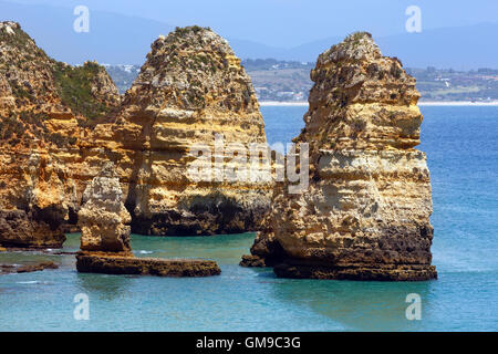 Gruppe von Felsformationen entlang der Küste (Ponta da Piedade, Lagos, Algarve, Portugal). Stockfoto