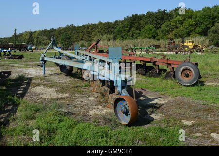 Anhängerkupplung für Traktoren und Mähdrescher. Anhänger für landwirtschaftliche Maschinen. Stockfoto