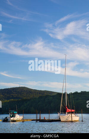 Blick auf Hudson Valley im Bundesstaat New York mit Booten auf den Hudson River und die Berge im Hintergrund Stockfoto