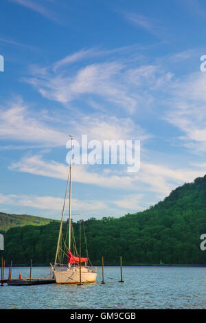 Blick auf Hudson Valley im Bundesstaat New York mit Booten auf den Hudson River und die Berge im Hintergrund Stockfoto