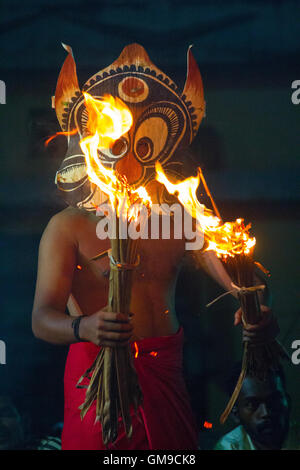 Padayani - traditioneller Volkstanz und Ritual-Kunst aus dem zentralen Teil des indischen Bundesstaates Kerala. Stockfoto