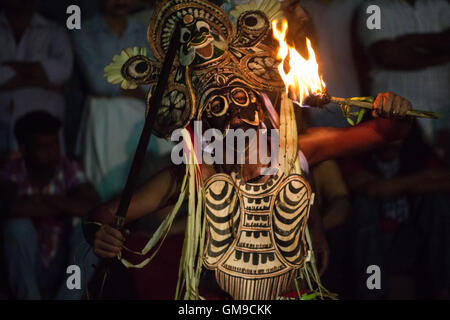 Padayani - traditioneller Volkstanz und Ritual-Kunst aus dem zentralen Teil des indischen Bundesstaates Kerala. Stockfoto