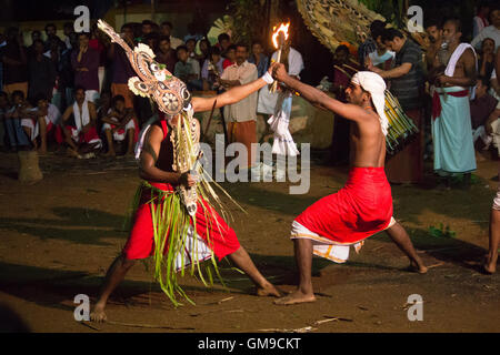 Padayani - traditioneller Volkstanz und Ritual-Kunst aus dem zentralen Teil des indischen Bundesstaates Kerala. Stockfoto