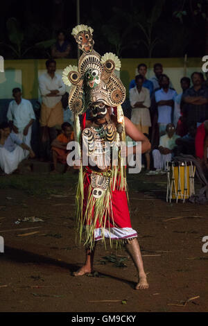 Padayani - traditioneller Volkstanz und Ritual-Kunst aus dem zentralen Teil des indischen Bundesstaates Kerala. Stockfoto