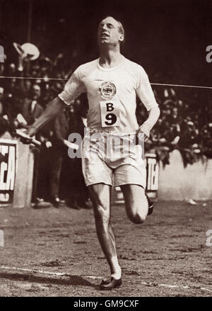 Schottischer Leichtathlet Eric Liddell gewinnen das britische Empire vs USA 1 Meile Relais an das internationale Leichtathletik-Meeting statt an der Stamford Bridge, London auf Samstag, 19. Juli 1924 nach Paris Olympia. Aufgrund von persönlichen Überzeugungen seines christlichen Glaubens weigerte sich Liddell berühmt, seine bevorzugten 100 Meter bei den Olympischen Spielen 1924 ausgeführt, da das Rennen am Sonntag stattfand. Stattdessen nahm er an den 400-Meter-Lauf, die er gewann. Im Jahr 1925 Liddell kehrte nach China zurück (wo er geboren wurde) und diente als Missionar dort bis zu seinem Tod im Jahre 1945 in einem japanischen zivilen Internierungslager. Stockfoto