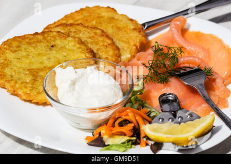 Kartoffelpuffer mit geräuchertem Lachs Stockfoto