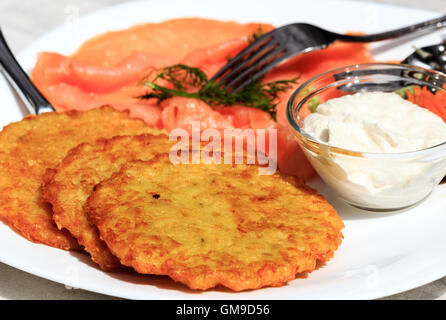 Kartoffelpuffer mit geräuchertem Lachs Stockfoto