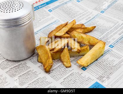 Kleine Portion Pommes Frites auf Zeitung Stockfoto