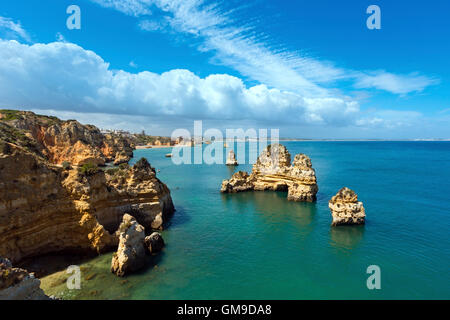 Gruppe von Felsformationen entlang der Küste (Ponta da Piedade, Lagos, Algarve, Portugal). Stockfoto