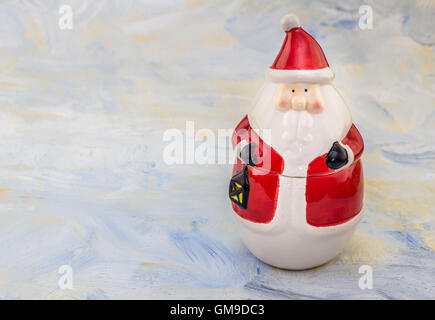 Foto von Keksdose Santa auf lackierten arty Wolke Hintergrund Stockfoto