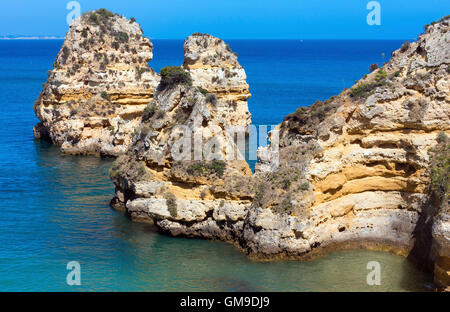 Gruppe von Felsformationen entlang der Küste (Ponta da Piedade, Lagos, Algarve, Portugal). Stockfoto